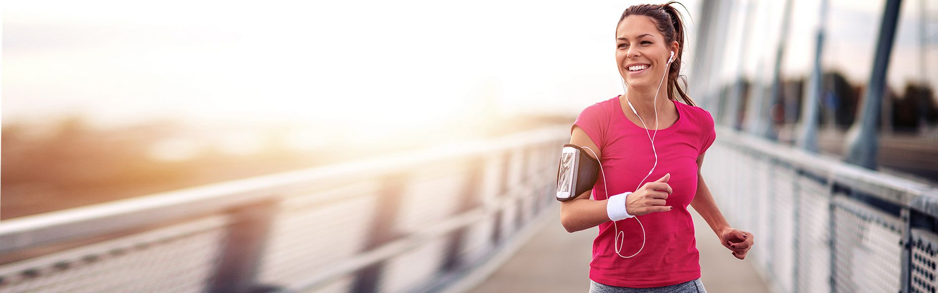 Frau joggt auf Brücke
