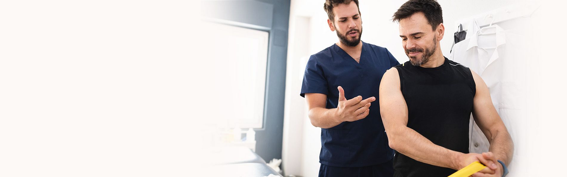 Arztassistent behandelt Patient