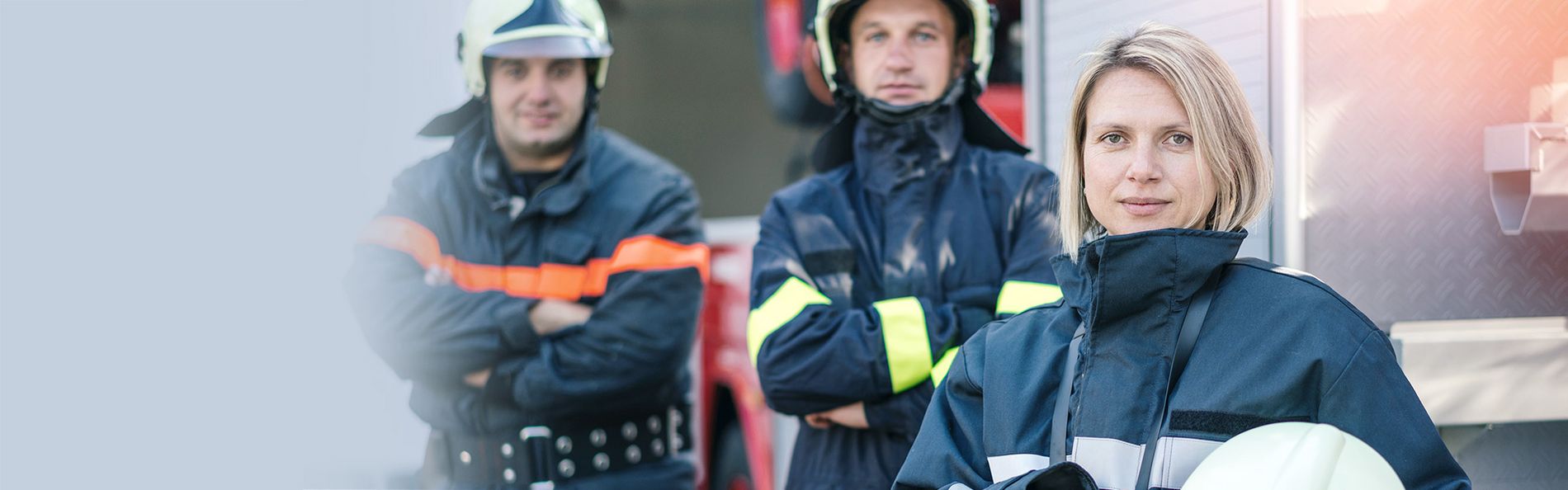 Berufsgruppe Feuerwehr Feuerwehrleute blicken in die Kamera