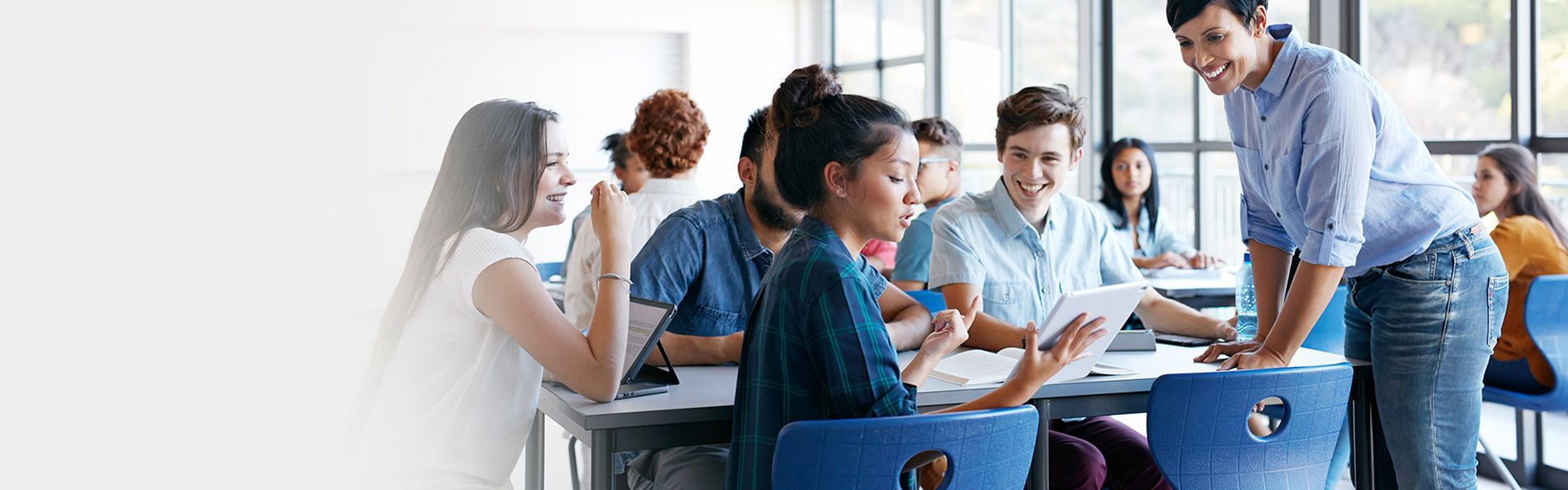 Lehrerin redet mit Schülern in der Klasse