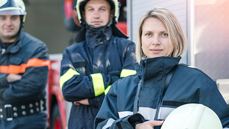 Feuerwehrleute blicken in die Kamera