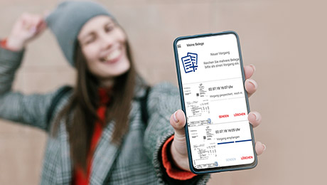 Frau hält ihr Handy mit geöffneter App in die Kamera