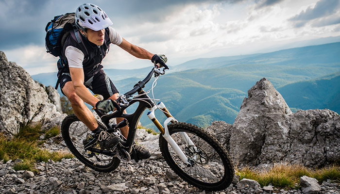 Radfahrer mit Helm auf einem Berg