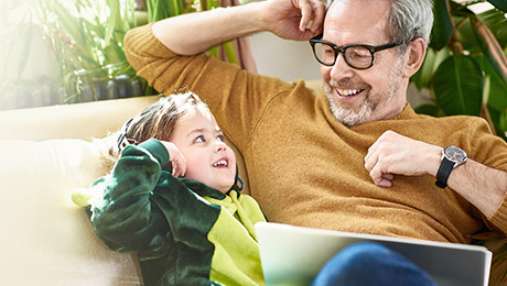 Opa mit Kind auf der Couch