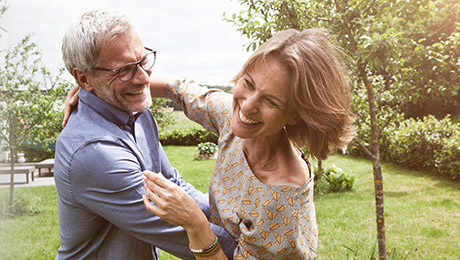 Mann und Frau sind im Garten und haben Spaß