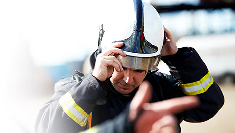 Feuerwehrmann richtet Helm
