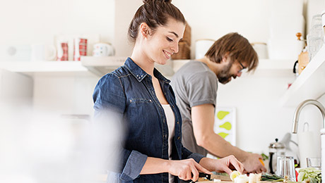 Junges Paar kocht in der Küche