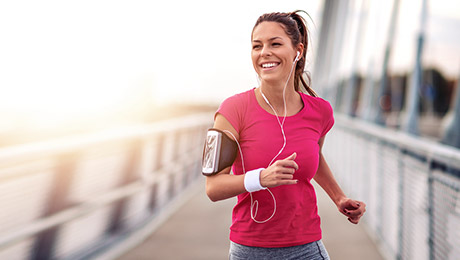 Frau joggt auf Brücke