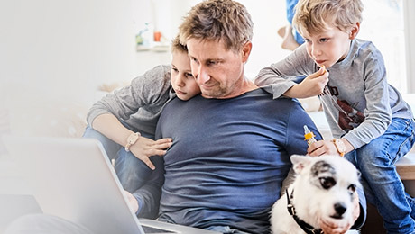 Familienvater mit Kindern und Hund