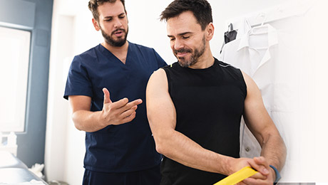 Arztassistent behandelt Patient